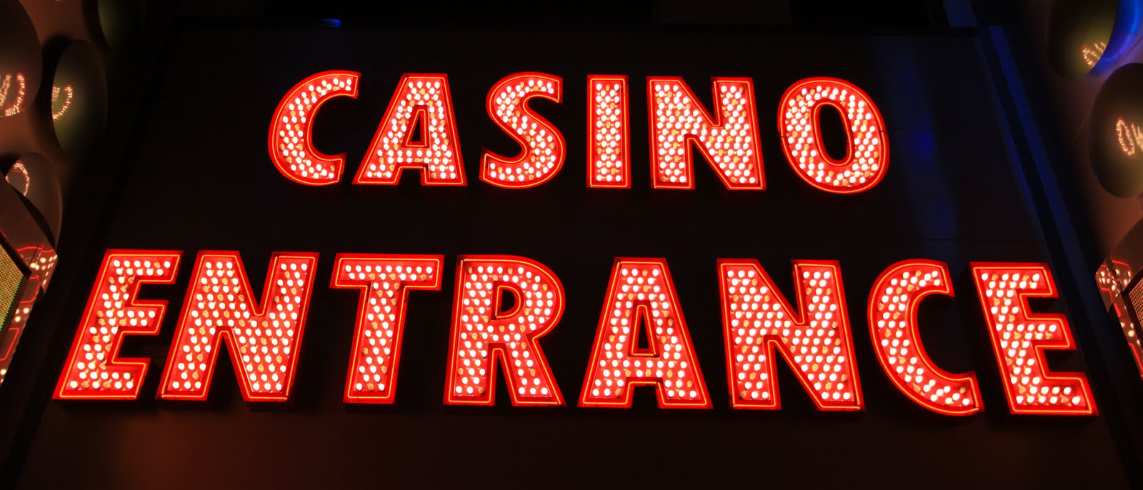 Woman kissing mans chip for luck in the casino - 2979862