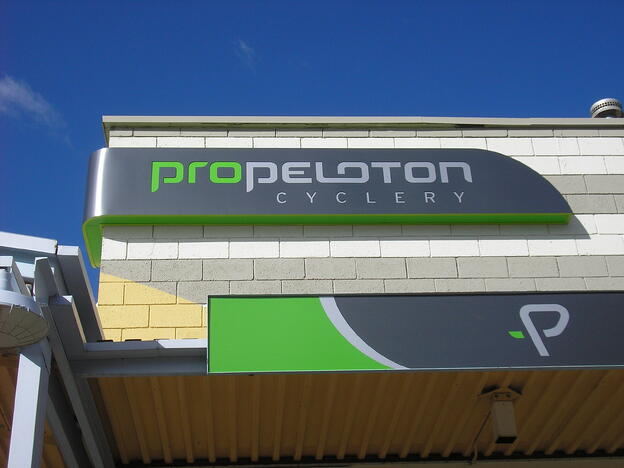 propeloton-lighted-sign-electric-signs-boulder-broomfield-building-signs